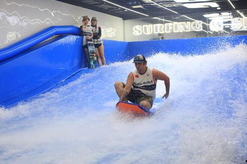 滑板冲浪视频,捕捉海浪与滑板的激情瞬间